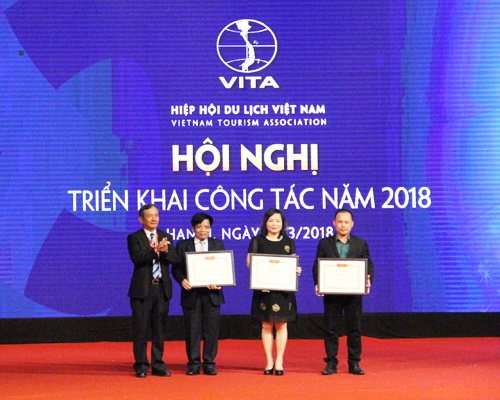 Chủ tịch Hiệp hội Du lịch Việt Nam Nguyễn Hữu Thọ trao Bằng khen cho các cựu Chủ tịch Hiệp hội Du lịch các địa phương